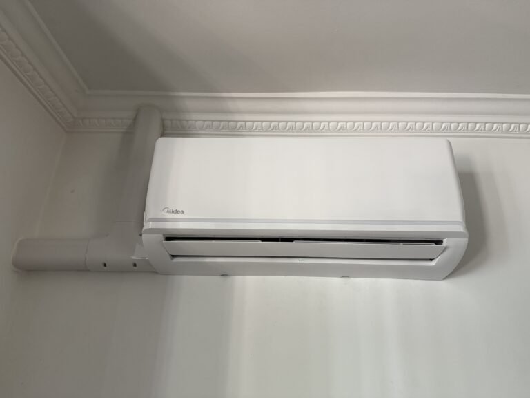 Wall-mounted air conditioning unit