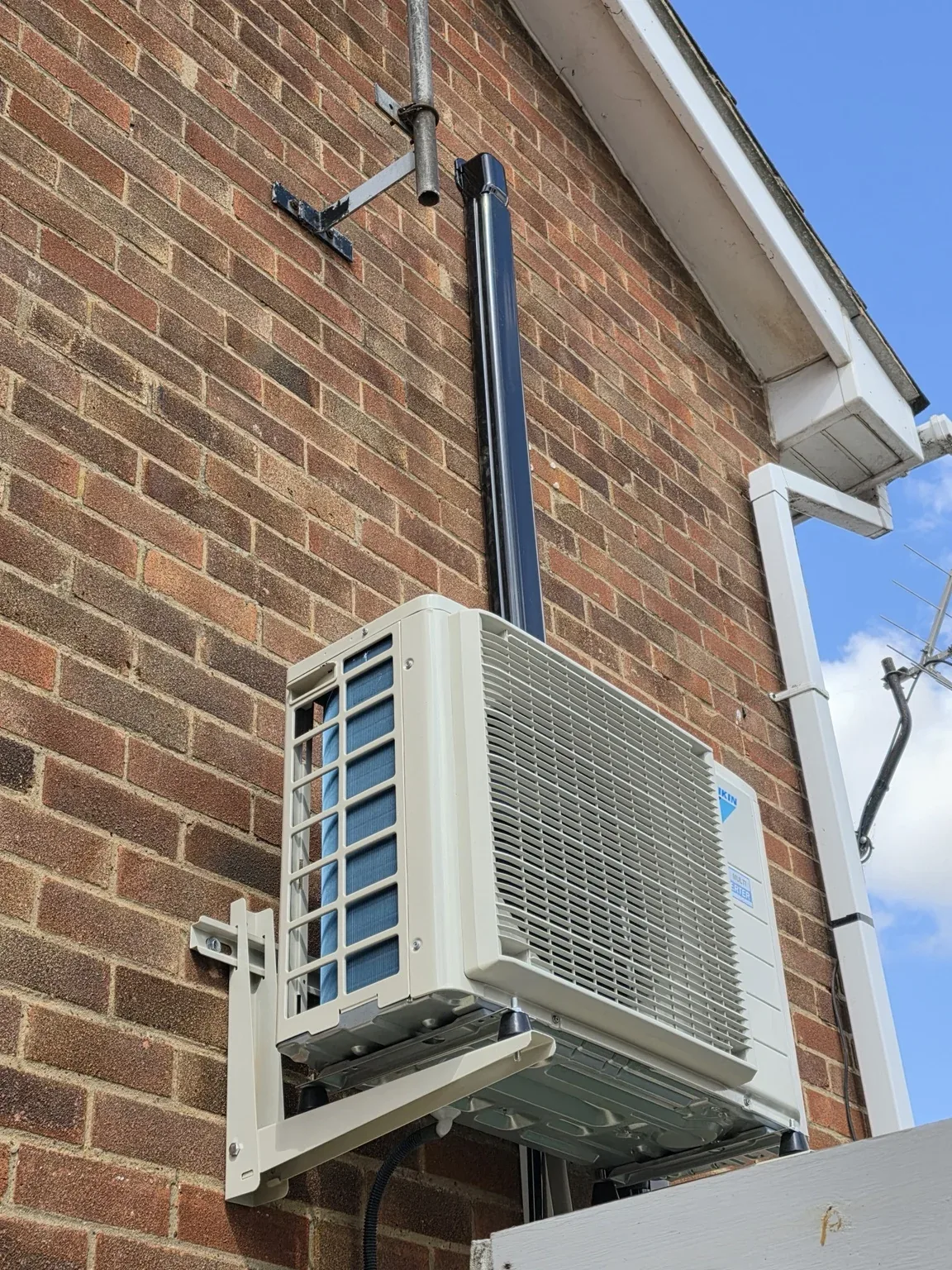 Wall-mounted outdoor air conditioning unit