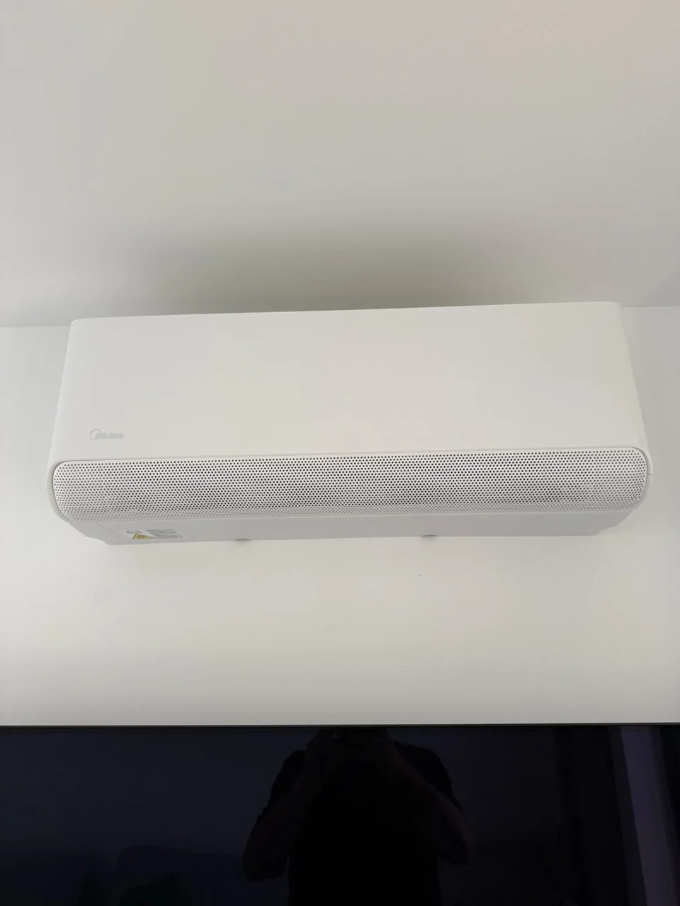 Wall mounted air conditioning installation